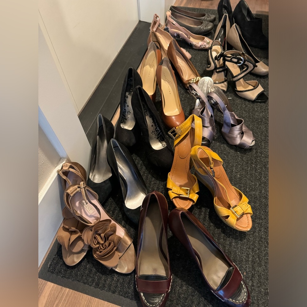selling a lot of 13 pairs of heels $10 each